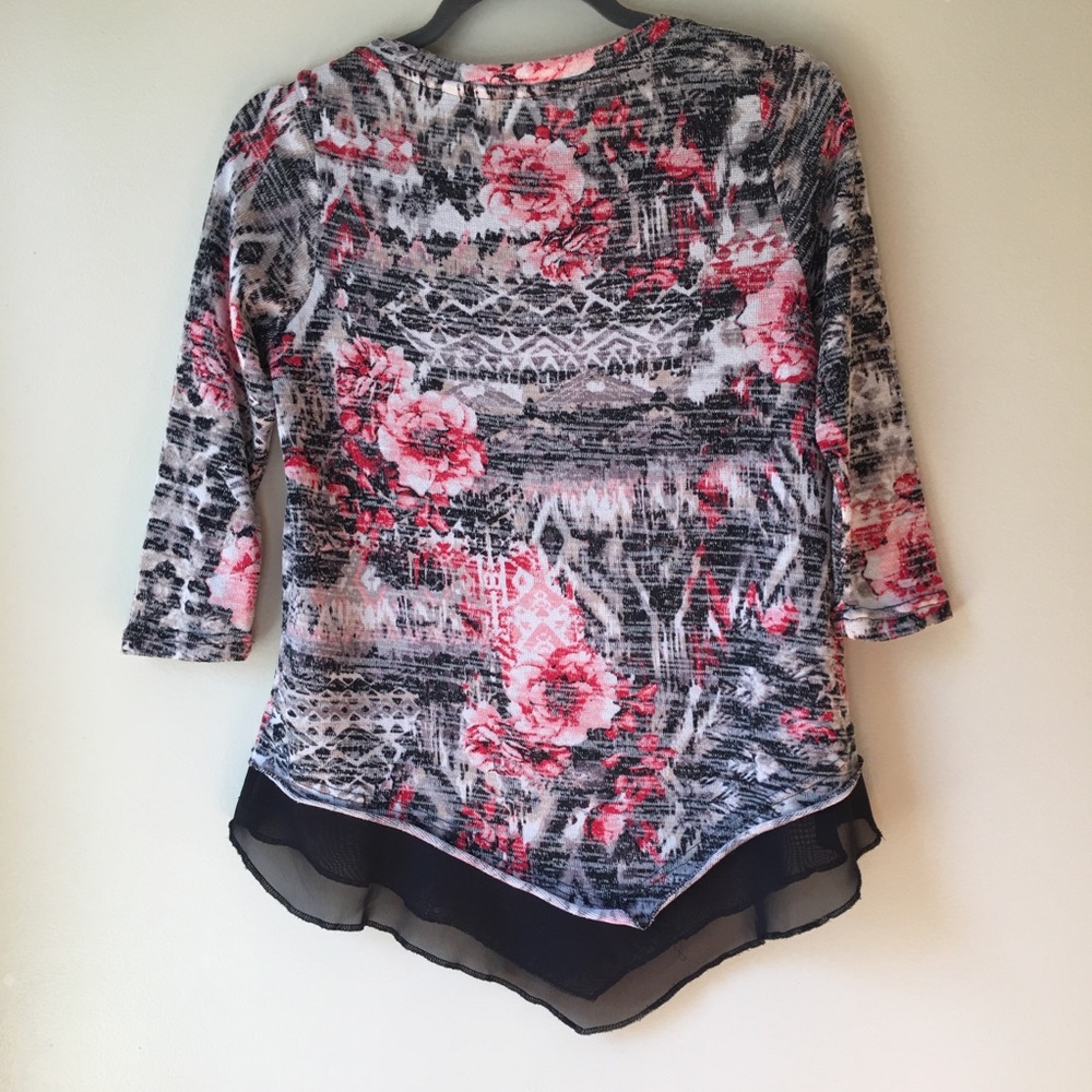 French Laundry Top Floral Size Small 3/4 sleeves V shaped hem - Picture 3 of 10